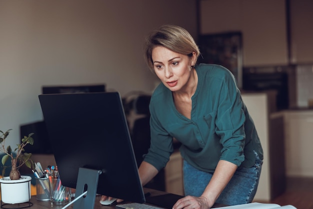 Freelance mujer madura trabajando desde casa.