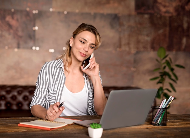 Freelance mulher falando por telefone