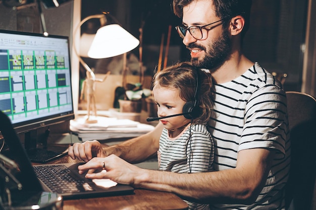 Freelance multitarefa e conceito de paternidade, pai trabalhador com filha bebê e computador portátil no escritório em casa