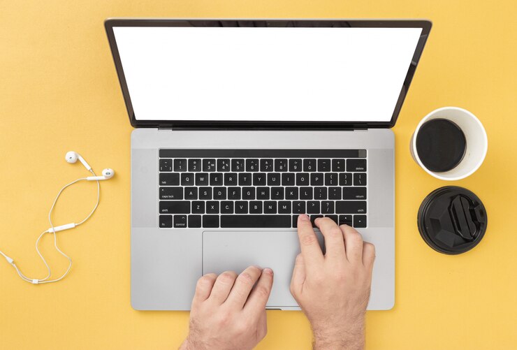 Foto freelance con vista superior de la computadora portátil concepto de trabajo remoto