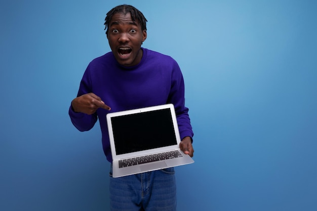 Freelancer africano joven moreno con rastas con laptop