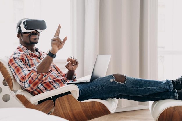 Freelancer africano no fone de ouvido vr aproveitando a visão em casa Empresário tem reunião virtual