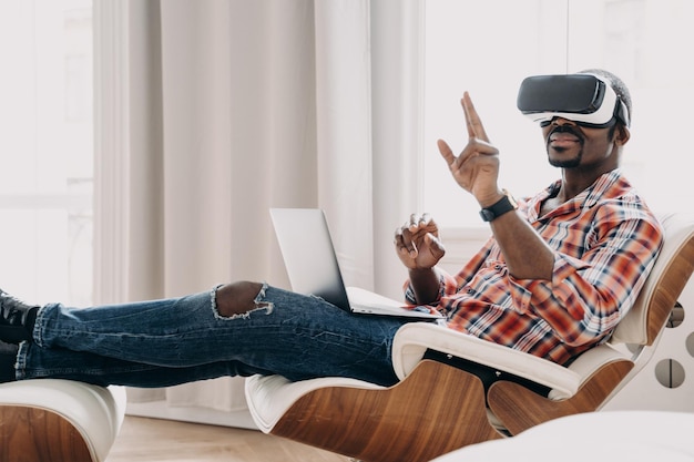 Freelancer africano no fone de ouvido vr aproveitando a visão em casa Empresário tem reunião virtual