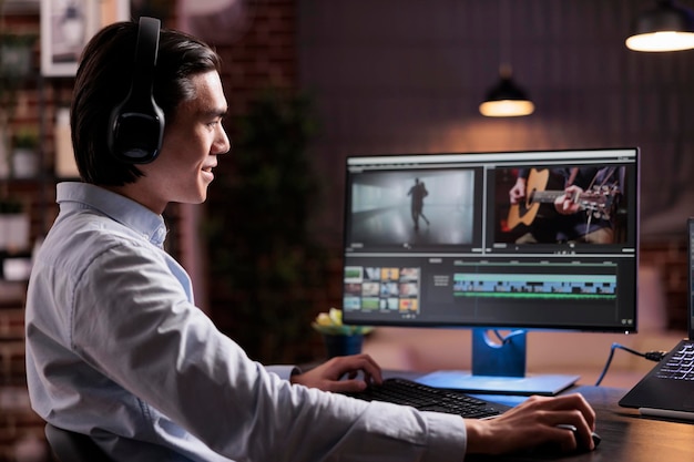 Freelancer de agencia que edita secuencias de video en software de computadora, usa gradación de color y efectos visuales para crear montajes de películas. Trabajando en la edición de películas para producción multimedia en casa.
