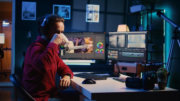 Freelancer agrega efectos de sonido a las imágenes filmadas trabajando en un estudio casero