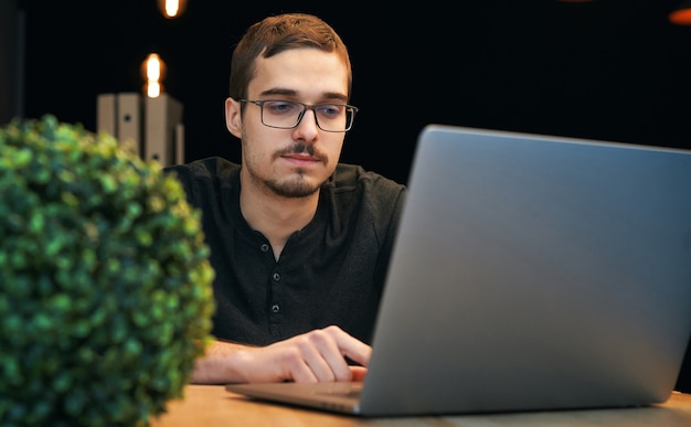 Foto freelancer com laptop e gadgets na mesa de trabalho ou aluno usando tablet, smartphone e computador para educação