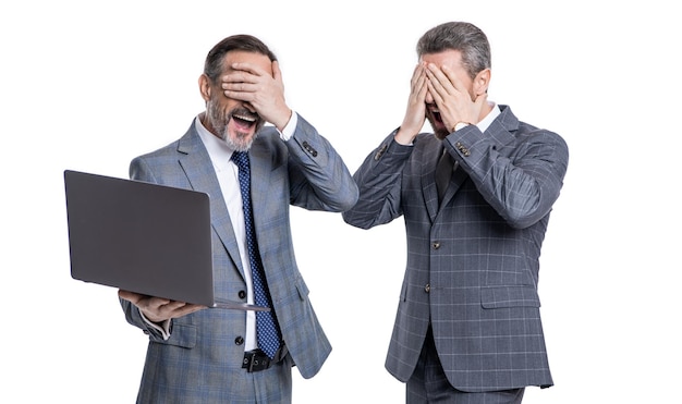 Freelancer de empresários gritando infeliz em foto de estúdio de freelancer de empresários com laptop