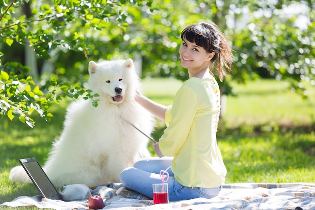 Freelancer de garota com um grande cachorro branco.