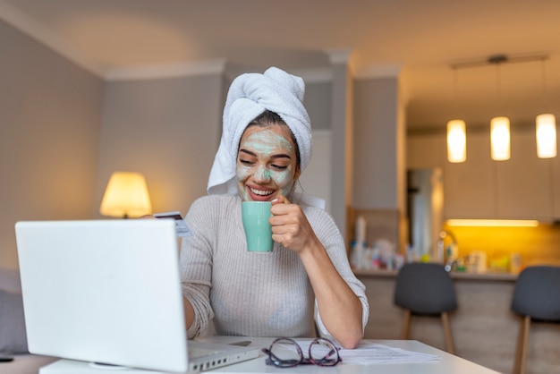 freelancer de mulher feminina em casa.