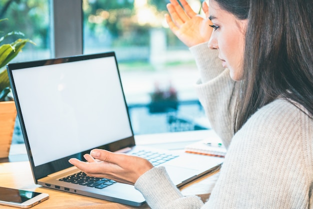 Freelancer de mulher trabalhando no laptop com tela branca