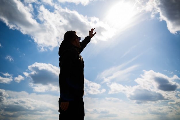 Freelancer de turista em um fundo de céu azul com nuvens brancas, dia de sol, natureza e liberdade humana