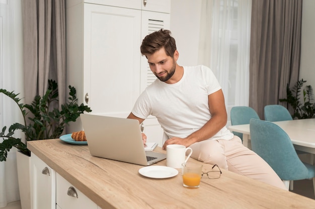 Freelancer disfrutando del trabajo en casa