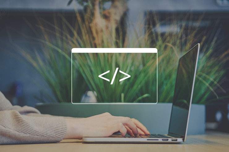 Foto freelancer em um café está programando em um laptop.