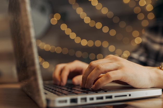 freelancer escribiendo en una laptop y trabajando en línea