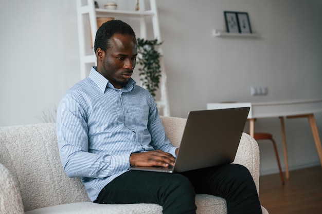 Freelancer está trabajando en casa con una computadora portátil