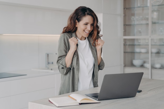 Freelancer feminina de sucesso vence jovem mulher caucasiana diz que sim sessão de internet no laptop