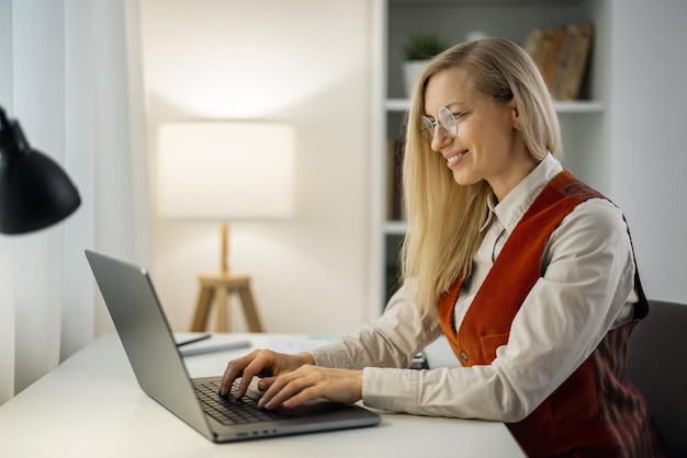 Freelancer feminina trabalhando em casa