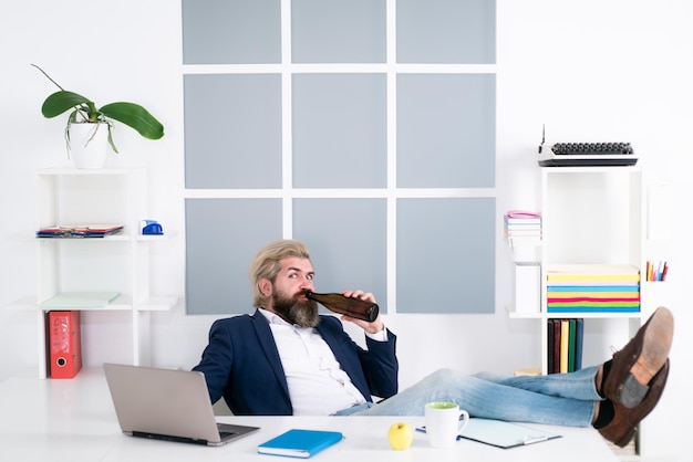 Freelancer hipster oficinista trabajador hombre de negocios terminando el trabajo antes de la fecha límite borracho final de la jornada laboral