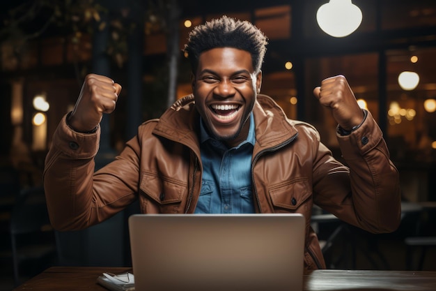 Freelancer lächelt und freut sich über den Sieg, während er am Schreibtisch sitzt