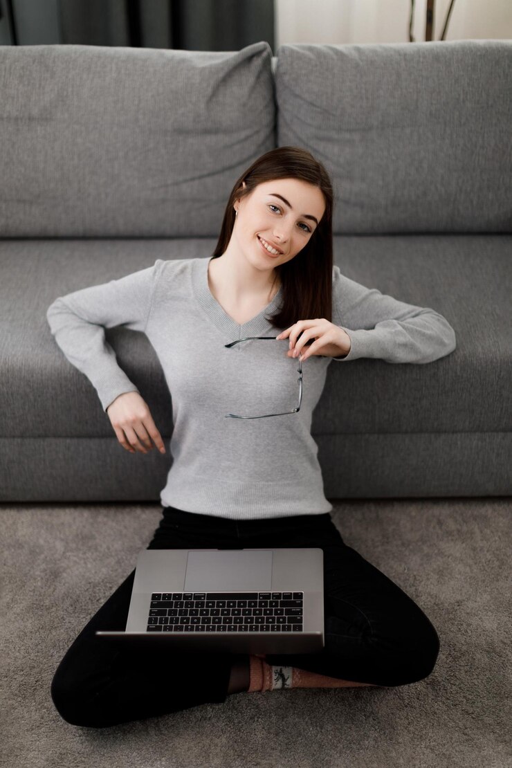 Freelancer con laptop en el piso