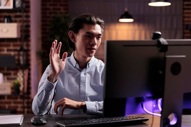 Foto freelancer masculino participando de reunião de videoconferência, conversando com pessoas em teleconferência online. usando videoconferência remota no computador com webcam, conversando em chamada remota.