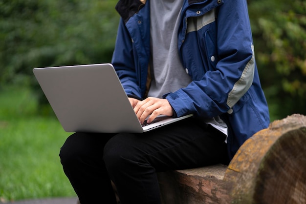 Freelancer masculino trabalhando ao ar livre usando tecnologia sem fio de laptop