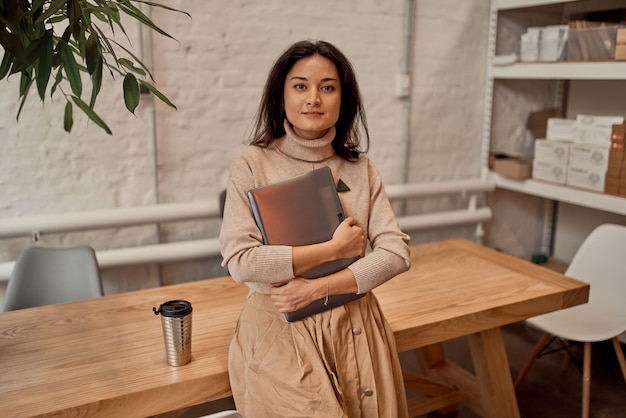 Freelancer mujer con netbook en el lugar de trabajo