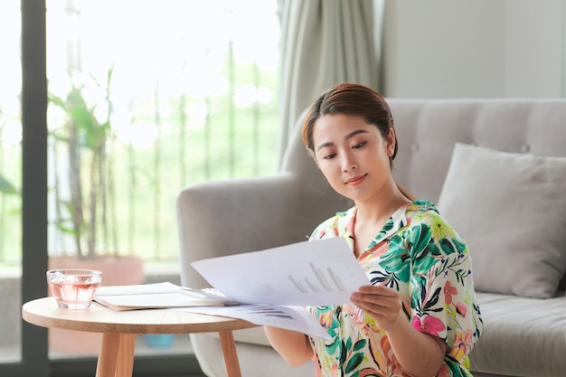 Freelancer mujer trabajando en casa