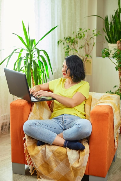 Freelancer mulher trabalhando em um laptop em casa