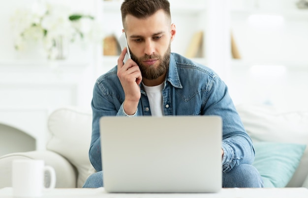 Freelancer de negocios en línea trabajando en una computadora portátil en casa