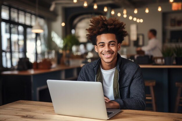 Freelancer negro trabajando en la computadora portátil en el café