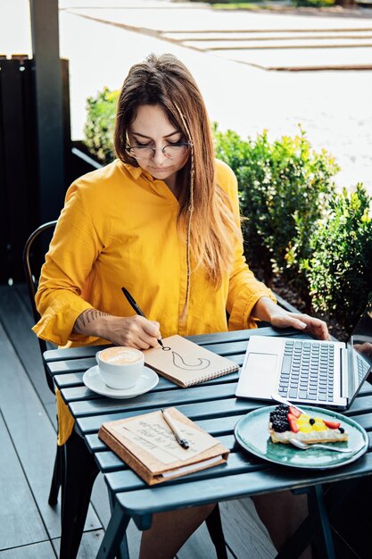 Freelancer-Problem Herausforderungen bei der Suche nach Arbeit Suche nach Kunden Freelancer Frau arbeitet mit Laptop