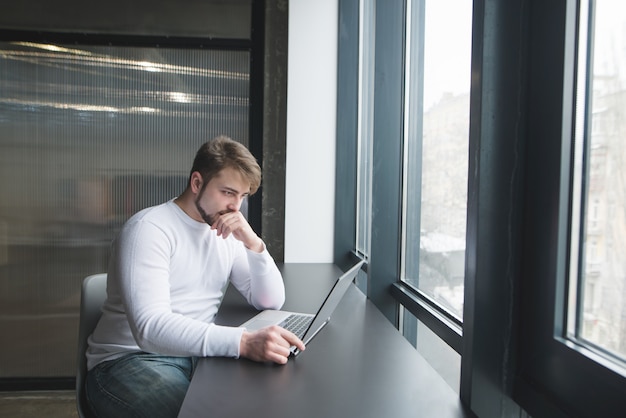 Freelancer trabaja en coworking.