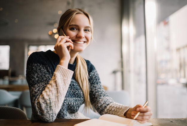 Freelancer trabajando desde casa