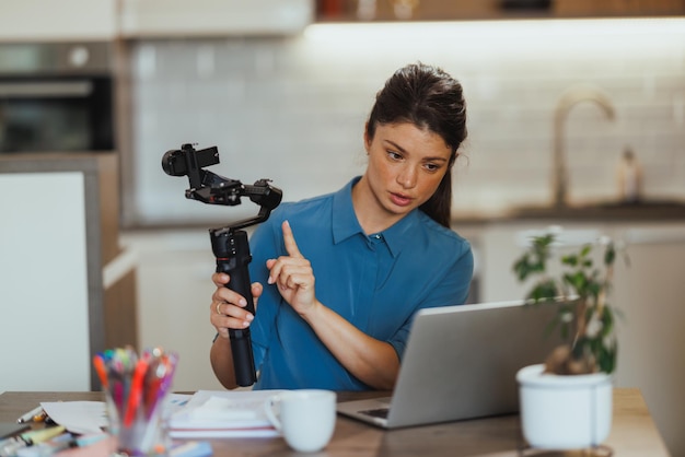 Foto freelancer trabajando desde casa