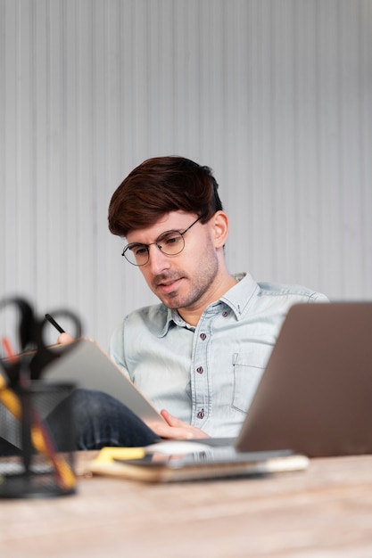 Foto freelancer trabajando duro en un nuevo proyecto en interiores