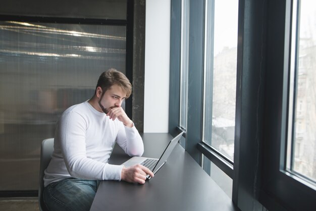 Freelancer trabalha em coworking.