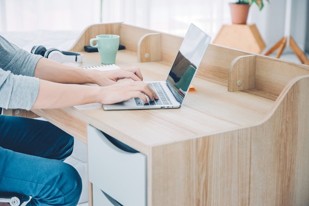 Freelancer trabalhando em casa e usando o computador portátil