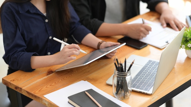 Freelancer trabalhando em tablet digital juntos no café