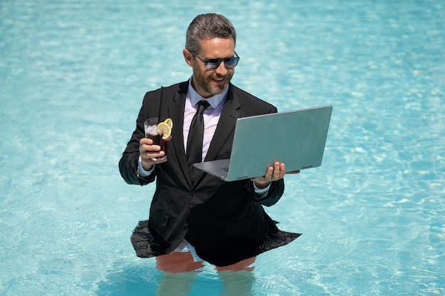 Freelancer trabalhando tem negócios online nadar na piscina freelancer trabalhando tem negócios online