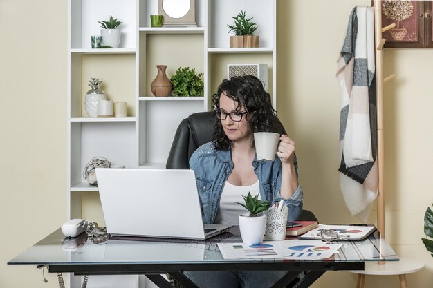 Freelancer usando una computadora portátil en casa