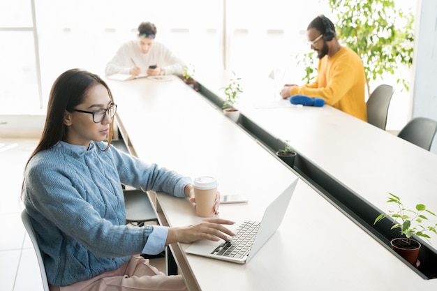 Freelancers trabajando en una mesa