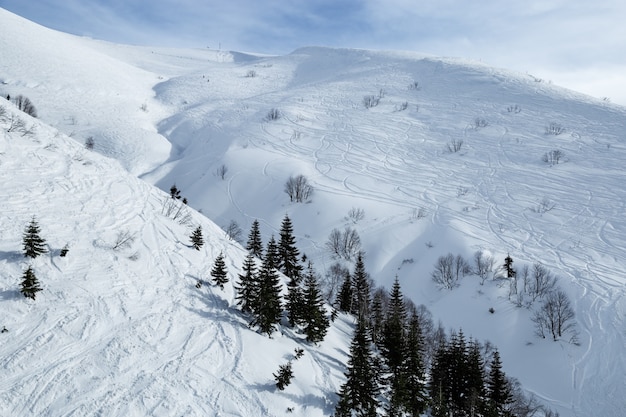 Freeride de montanha nas montanhas do Cáucaso coberto de neve