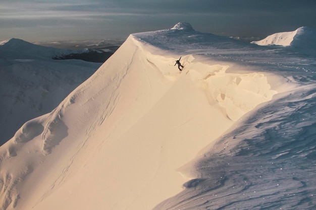 Freeride na manhã montanhas inverno freeride esporte radical homem snowboard downhill