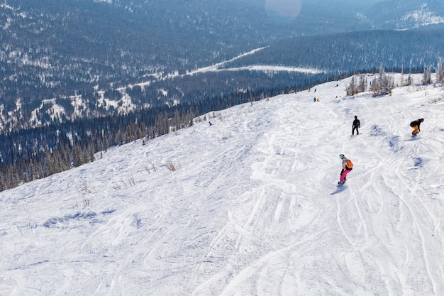 Freeride na montanha na estância de esqui Sheregesh, Sibéria, Rússia.