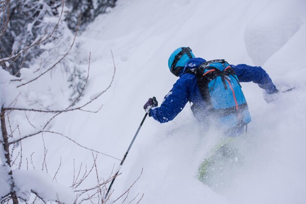 Freeride-Skifahrer fährt bergab