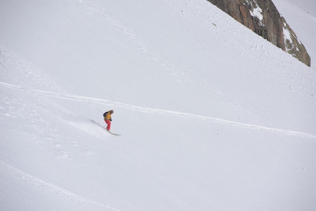 Freeride-Skifahrer Skifahren im Tiefschnee