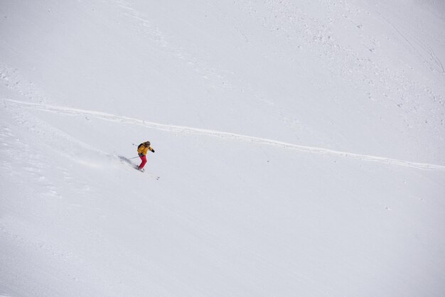 Foto freeride-skifahrer skifahren im tiefschnee