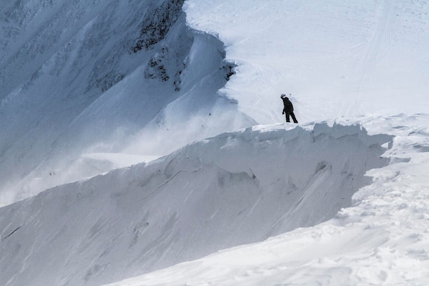 Freerider bereitet sich auf den Abstieg vom schneebedeckten Berg vor