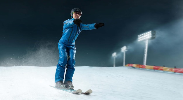 Freestyle-Skifahren in der Luft